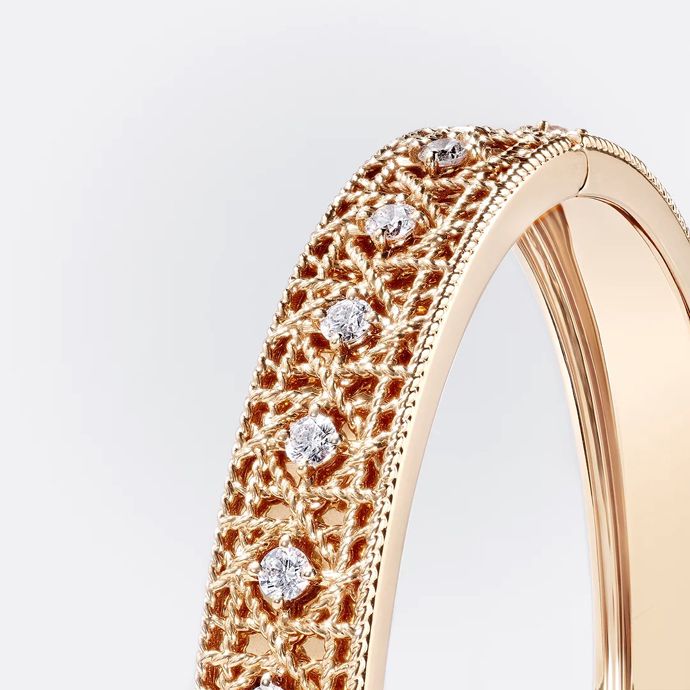 Особенность мотива Cannage заключается в четком геометрическом узоре, состоящем из квадратов и диагональных линий