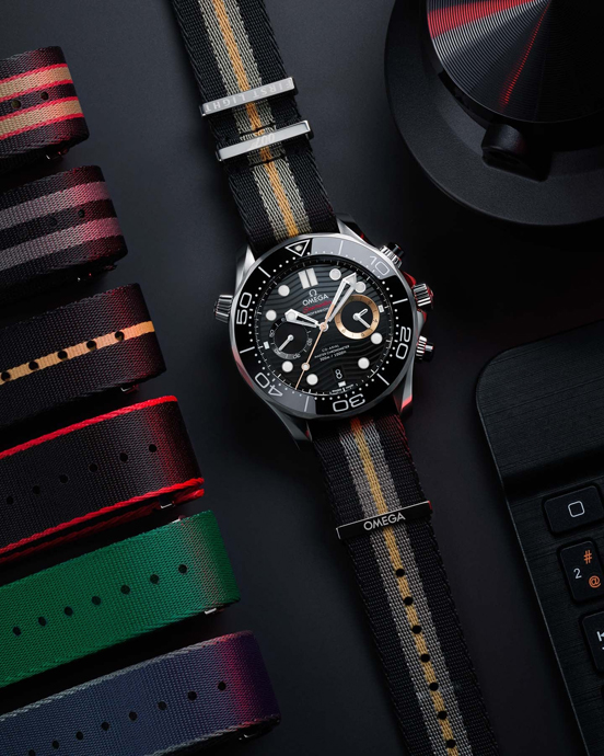 Задняя крышка из сапфирового стекла открывает детали мануфактурного калибра Omega 9900