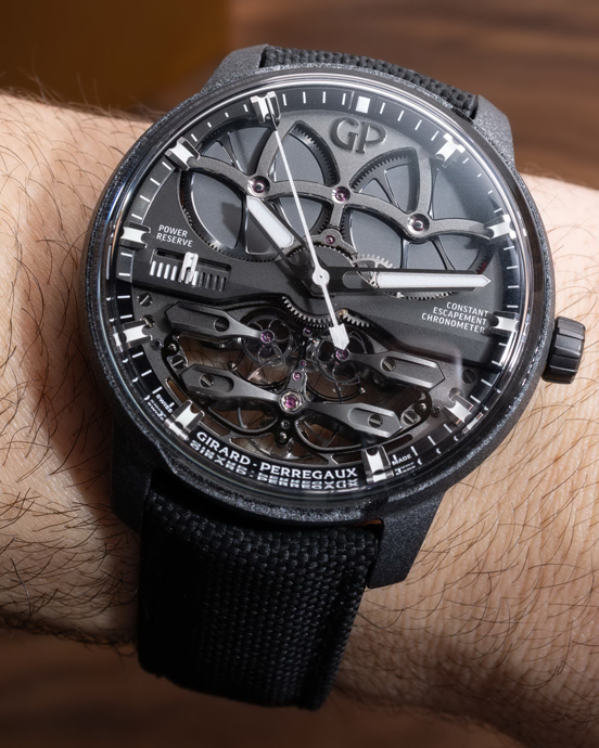 Часы Neo Constant Escapement в композитном корпусе диаметром 45,35 мм из порошкового углерода, карбида кремния и кремния 