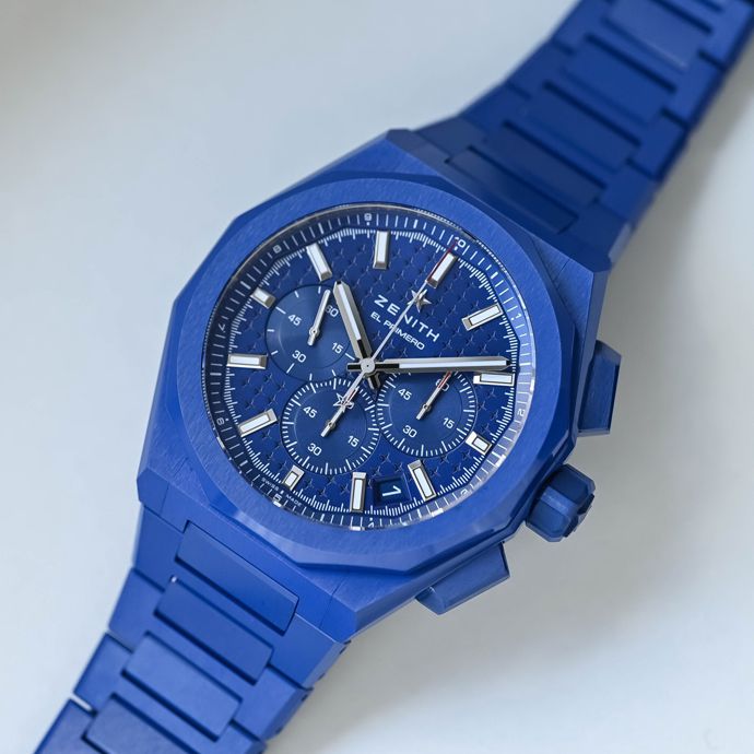 Циферблаты и ремешки модель Chronomaster Sport, Defy Skyline Chronograph, Pilot Chronograph также выполнены в синем цвете