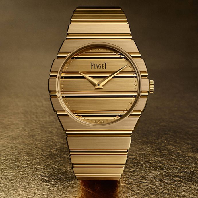 Часы изготавливаются полностью из золота, а хронометр и браслет составляют единое эстетическое целое
