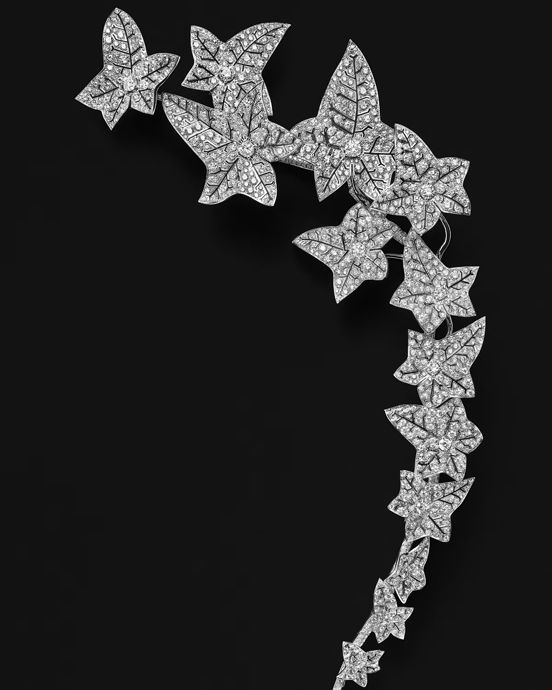 Колье Lierre («Плющ»), колье Rosier («Роза»), ассиметричные серьги-подвески Cyclamen («Цикламен»)