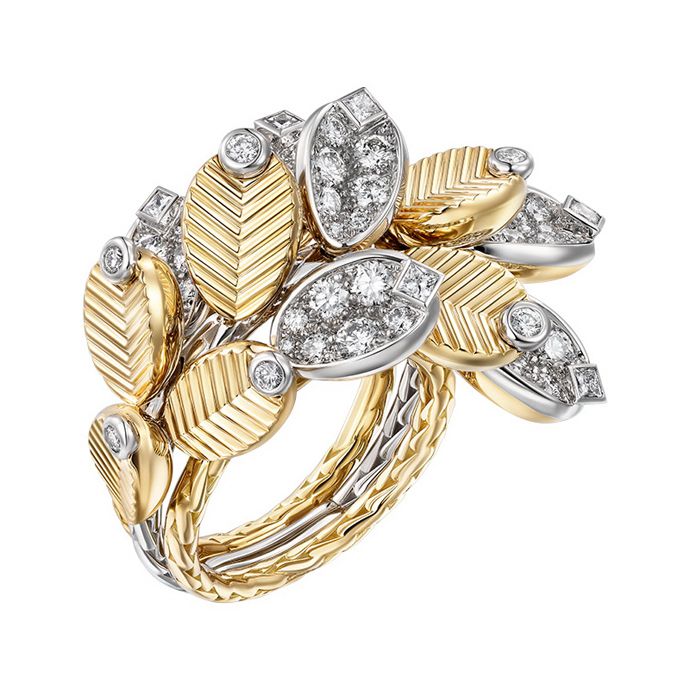 Мотив Grain de Café дополнен зернами с верхней частью из платины, полностью вымощенной бриллиантами