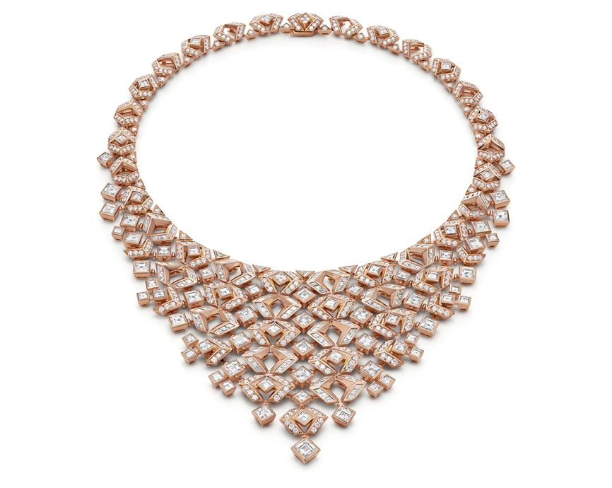 Украшения капсульной линии Bvlgari Eclettica, где бриллиантовые композиции мягко повторяют контуры тела