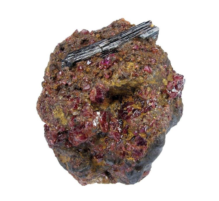 Пейнит темно-красный огранки «кушон», Мьянма, и кристалл бордового пейнита, окруженный десятками рубинов