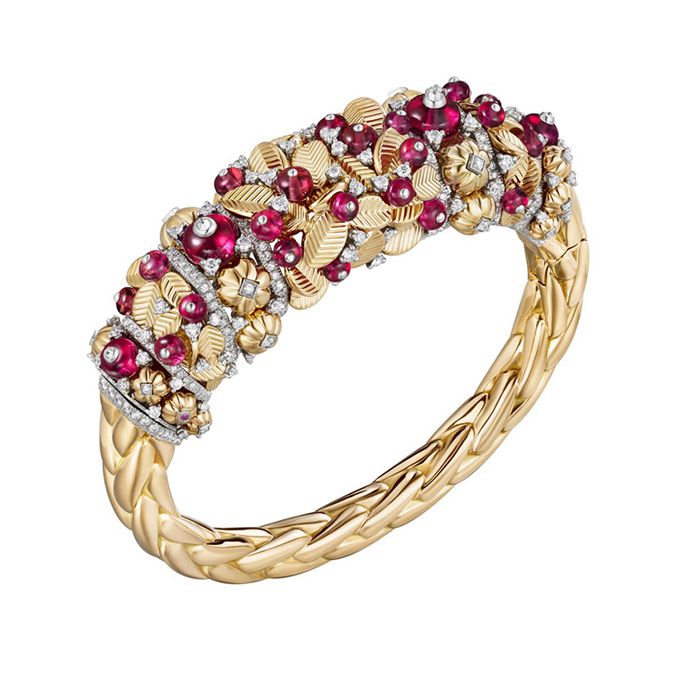 Рубеллитовые бусины напоминают настоящие кофейные зерна и создают яркие акценты