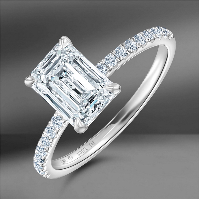 Золотое кольцо Emporium Gold с центральным бриллиантом изумрудной огранки 1.94 Ct