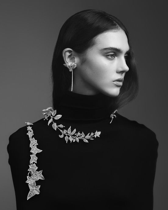 Колье Lierre («Плющ»), колье Rosier («Роза»), ассиметричные серьги-подвески Cyclamen («Цикламен»)