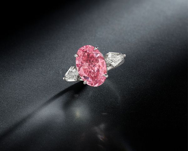Главный лот аукциона − розовый бриллиант весом 6,21 карат, оправленный в кольцо