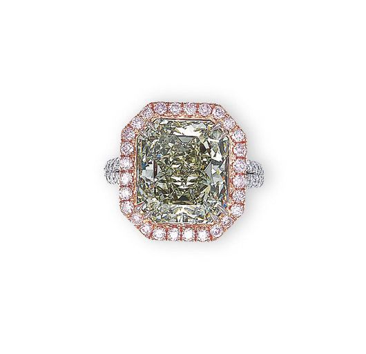 Кольцо с овальным бриллиантом Chopard весом 31,32 карат — самым крупным в категории хамелеонов и кольцо с бриллиантом-хамелеоном весом 8,88 карат, проданное Christie's в 2016 года за 590 тысяч долларов США