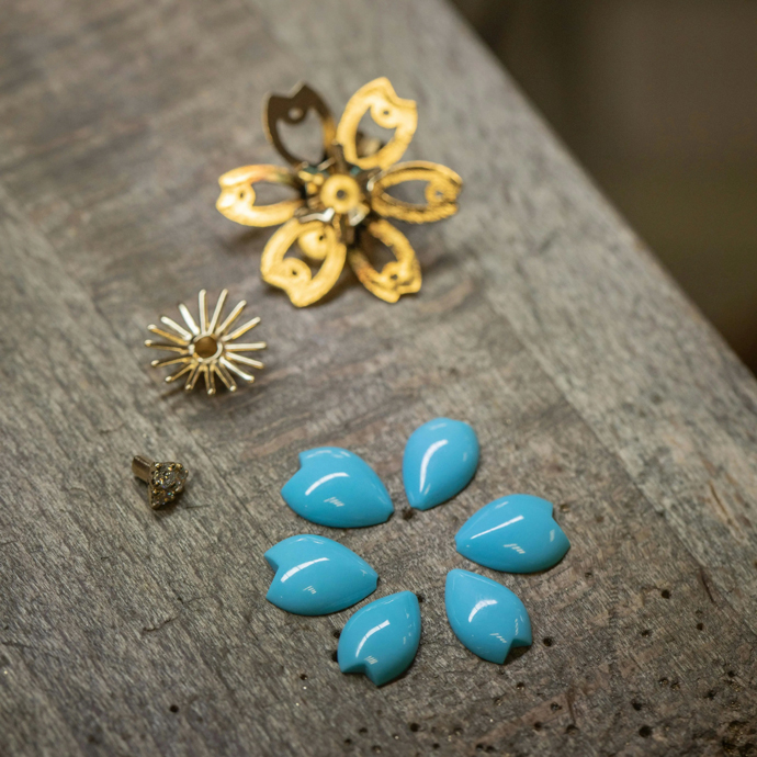 Мастера Van Cleef & Arpels тщательно подбирают камни для изделий Rose de Noël