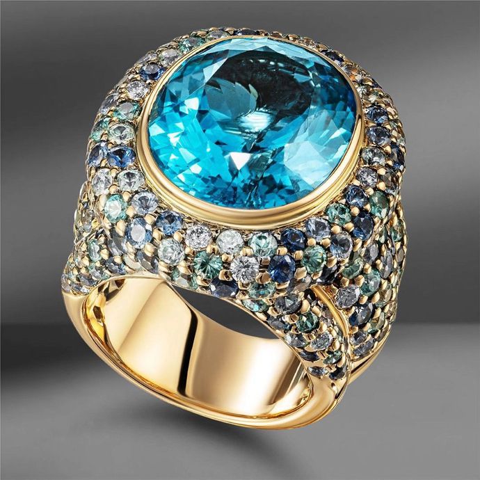 Золотое кольцо с топазом в окружении цирконов, сапфиров и бриллиантов, установленных в технике Side-by-Side Setting
