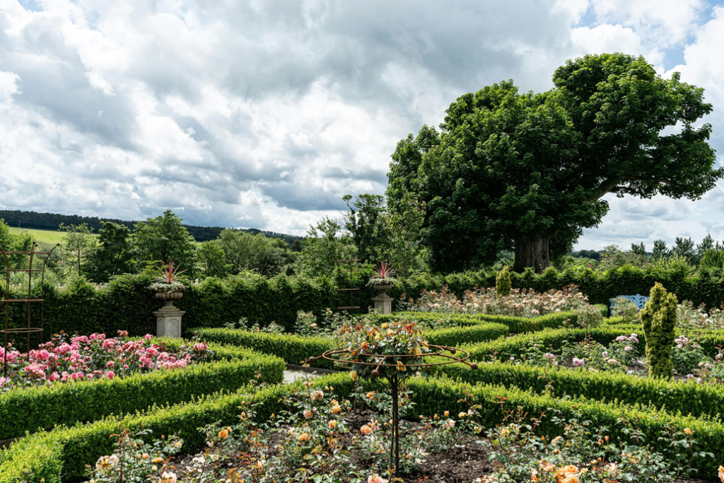 Презентация коллекции Fleurs d’Hawaï состоялась в историческом поместье Dumfries House, известном обширными садами и редкими растениями