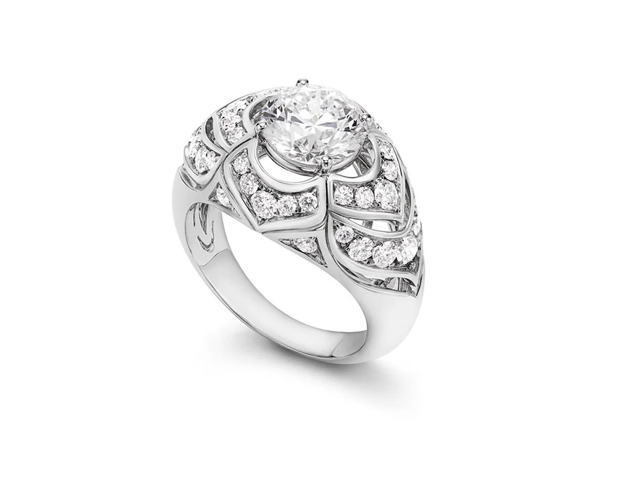 Украшения капсульной линии Bvlgari Eclettica, где бриллиантовые композиции мягко повторяют контуры тела