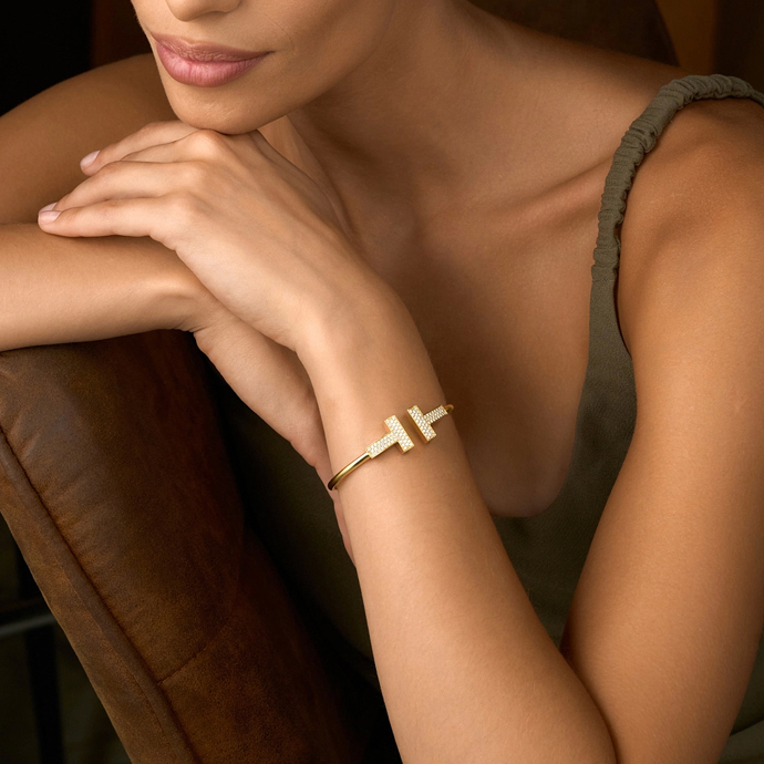 Золотой браслет Tiffany & Co. Tiffany T и золотой браслет Van Cleef & Arpels Sweet Alhambra вместе с золотым браслетом Cartier Love