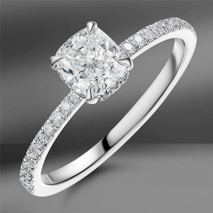 Золотое кольцо с центральным бриллиантом огранки «кушон»