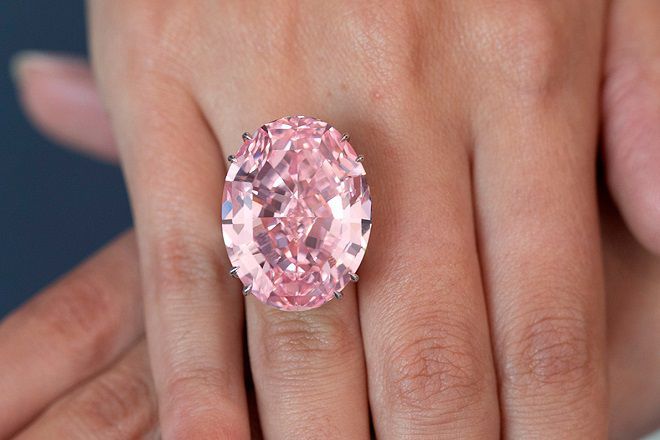 Бриллиант Pink Star весом 59,6 карат, проданный в 2017 году Sotheby's за 71,2 млн. долларов