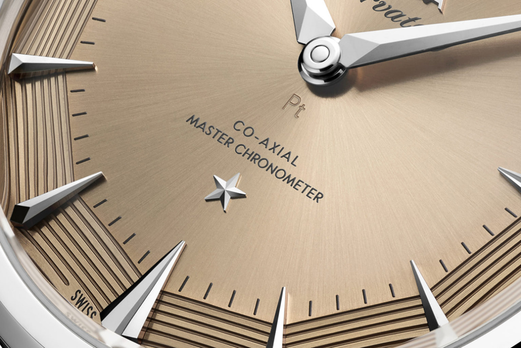 Ушки «dog-leg» и циферблат «pie-pan» вернулись в современном исполнении в линейке Constellation Observatory, а для золотых моделей доступен браслет с характерным «кирпичным» рисунком