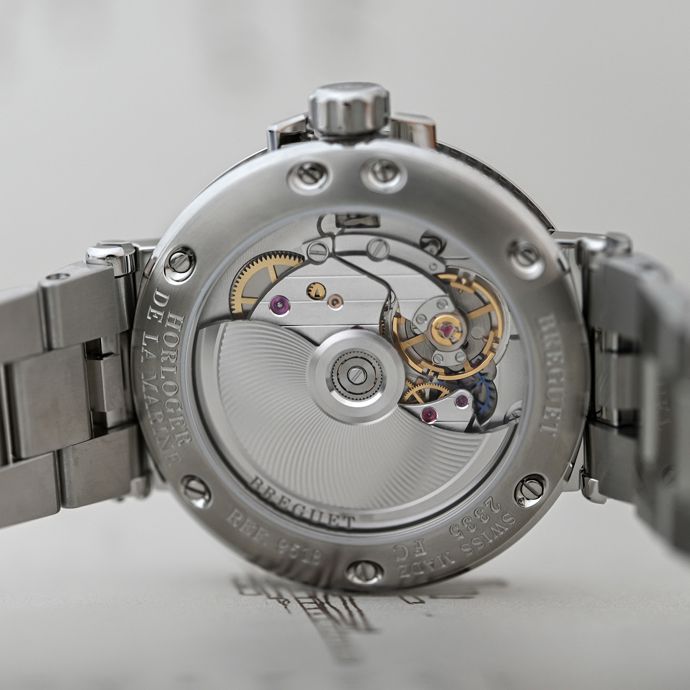 Толщина корпуса Breguet Marine Dame 9518 составляет 9,89 мм, а водонепроницаемость – 50 м