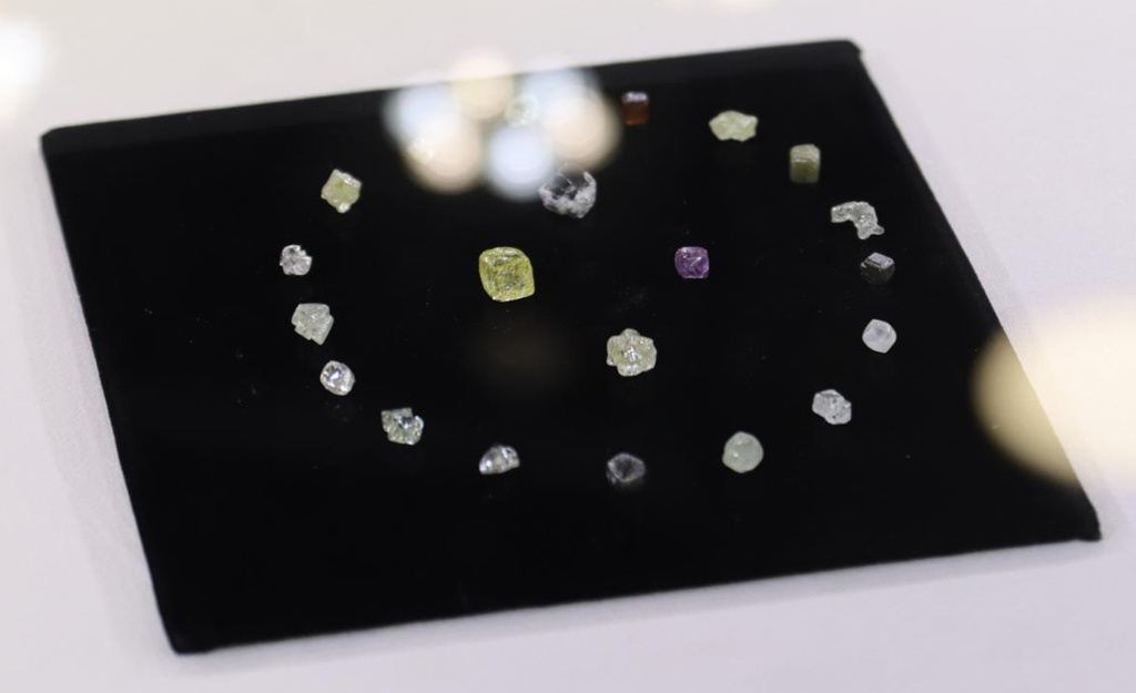 Алмазы необычных форм из коллекции «Сокровищница Якутии»