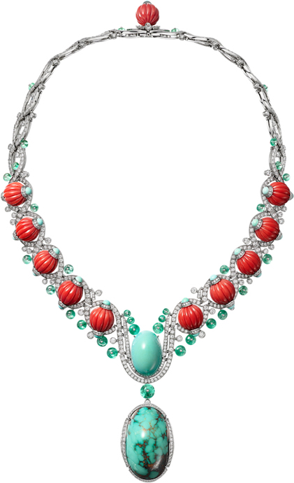 Колье Cartier Le Voyage Recommencé Yfalos с кабошонами бирюзы, резными кораллами, бусинами изумрудов и бирюзы, кольцо Damiani Masterpieces Carmen с аметистами, рубинами и бриллиантами