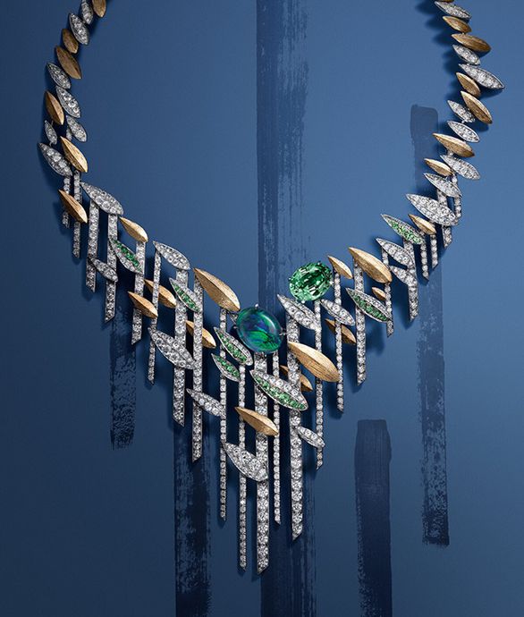 Колье с гравированными вручную золотыми листьями бамбука, бриллиантовыми стеблями опалом и гранатам-цаворитами