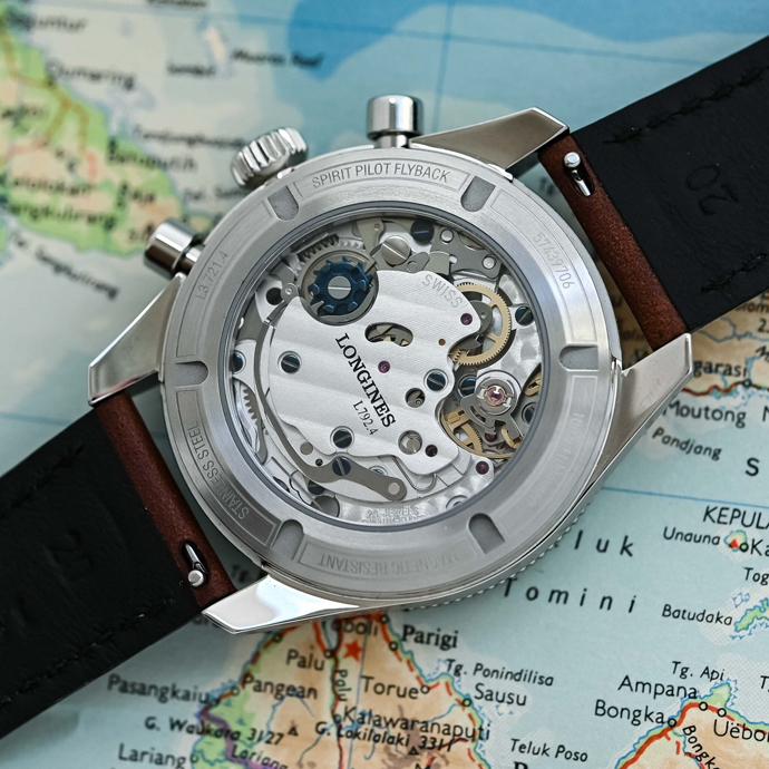 Новые Spirit Pilot Flyback оснащены механизмом с ручным заводом и сертификацией COSC, детали которого видны сквозь прозрачную заднюю крышку