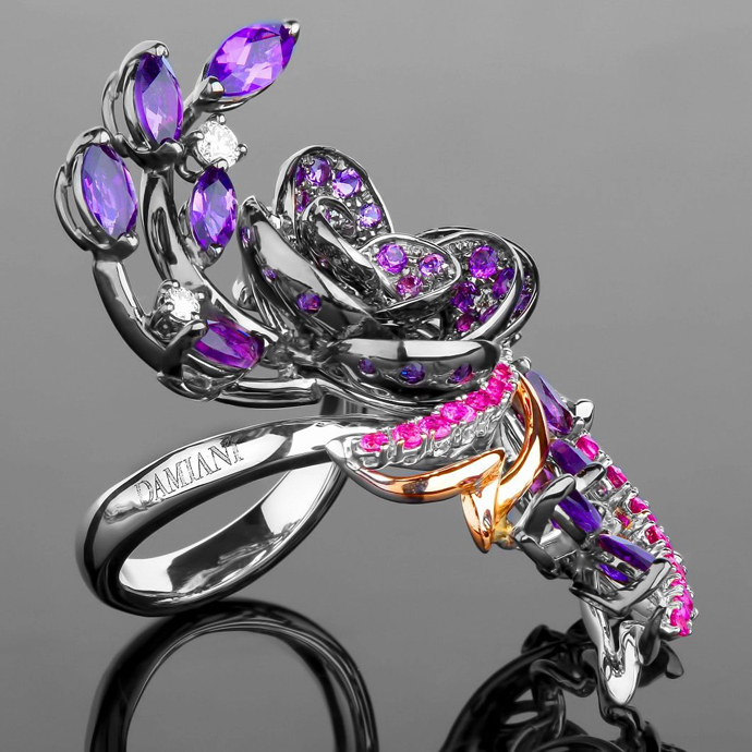 Золотое кольцо-солитер Emporium Gold с бриллиантом 0.15Ct с крапановой закрепкой из четырех зубцов (крапанов) и золотое кольцо с драгоценными камнями Damiani Masterpieces Carmen сложной композиции с разными типами закрепок