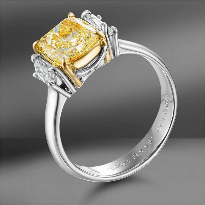 Кольцо из платины Emporium Gold с центральным бриллиантом огранки Cushion желтого цвета 2.40 Ct
