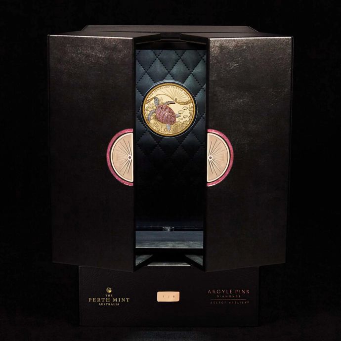 Монета The Jewelled Turtle 2024 продается в демонстрационном футляре, дверцы которого украшены двумя дополнительными розовыми бриллиантами Argyle