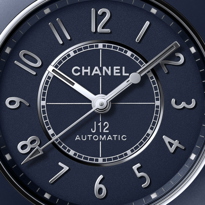 Коллекция J12 Bleu объединила девять моделей в корпусах из темно-синей керамики с матовой отделкой диаметром от 28 до 42 мм