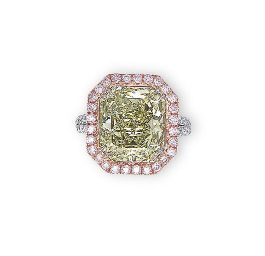 Кольцо с овальным бриллиантом Chopard весом 31,32 карат — самым крупным в категории хамелеонов и кольцо с бриллиантом-хамелеоном весом 8,88 карат, проданное Christie's в 2016 года за 590 тысяч долларов США