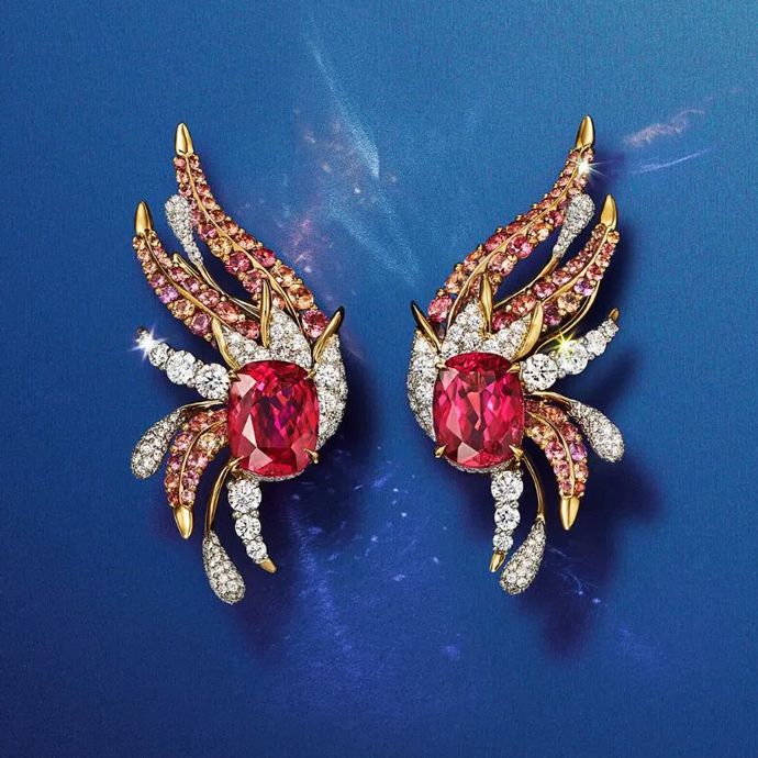 Брошь, ожерелье, серьги Phoenix из коллекции Tiffany & Co. Blue Book 2024 Céleste и брошь Phoenix Жана Шлюмберже 1960 года