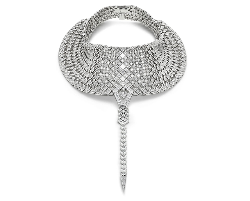 Украшения капсульной линии Bvlgari Eclettica, где бриллиантовые композиции мягко повторяют контуры тела