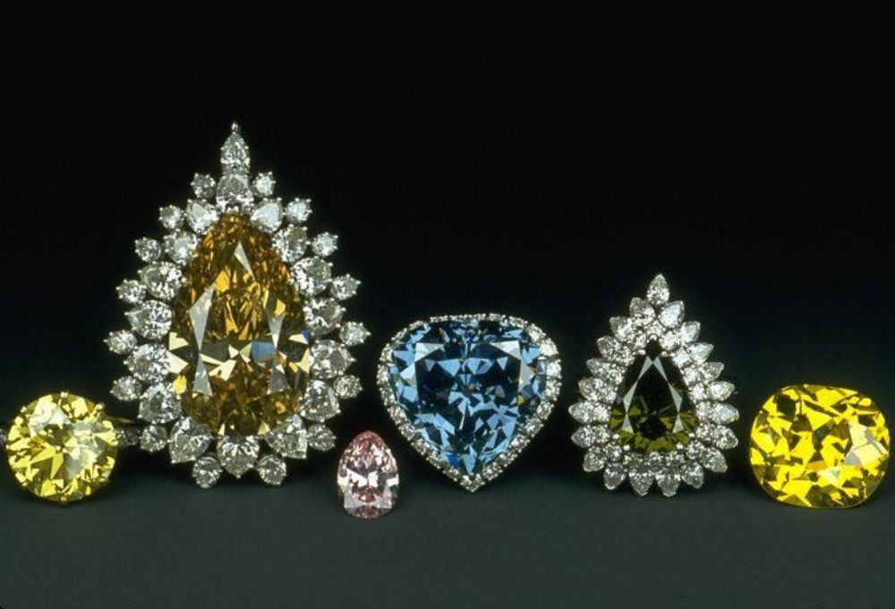 Бриллиант Blue Heart, оправленный в кольца Harry Winston, в окружении других бриллиантов из коллекции Смитсоновского института