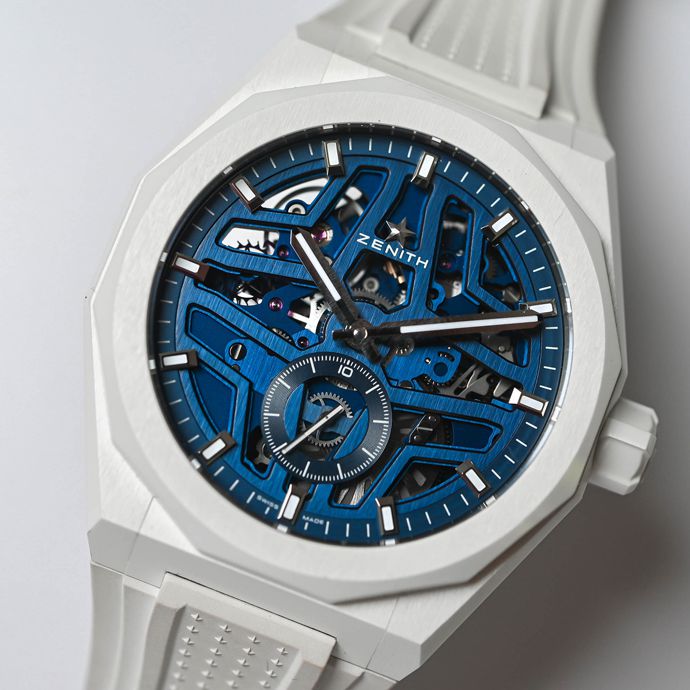 Белую керамику корпуса и браслета бренд соединил с синим цветом механизма 