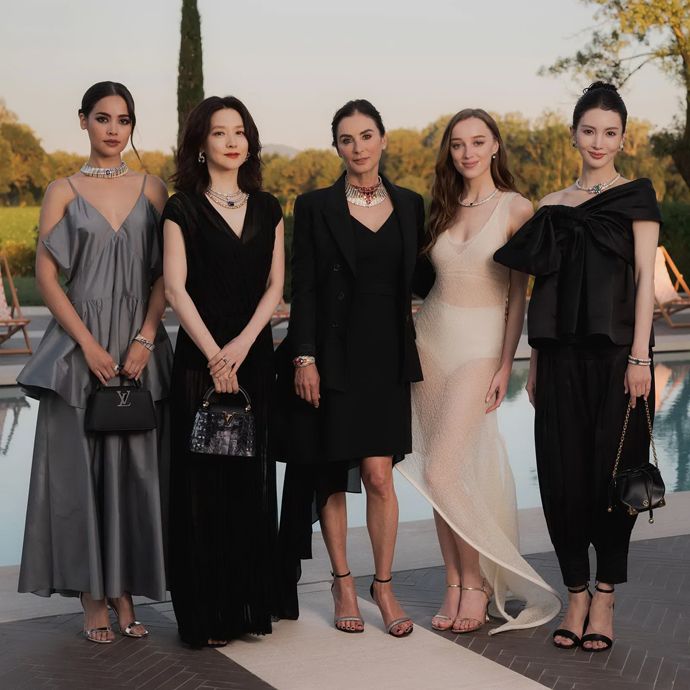 Франческа Амфитеатроф (в центре) в окружении моделей на презентации коллекции Louis Vuitton Awakened Hands, Awakened Minds в Сен-Тропе