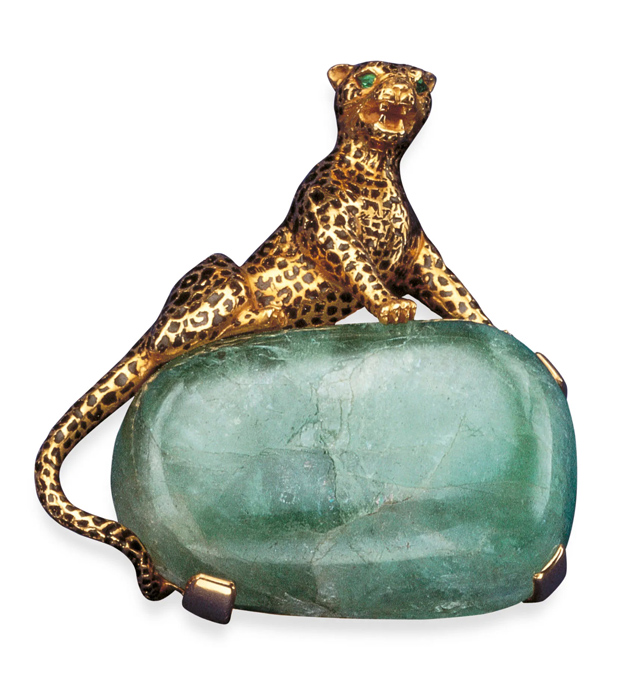 Брошь, созданная для герцогини Виндзорской Уоллис Симпсон в 1948 году − первое трехмерное изображение пантеры; Брошь Cartier Panthère Convertible с подвеской из культивированного таитянского жемчуга