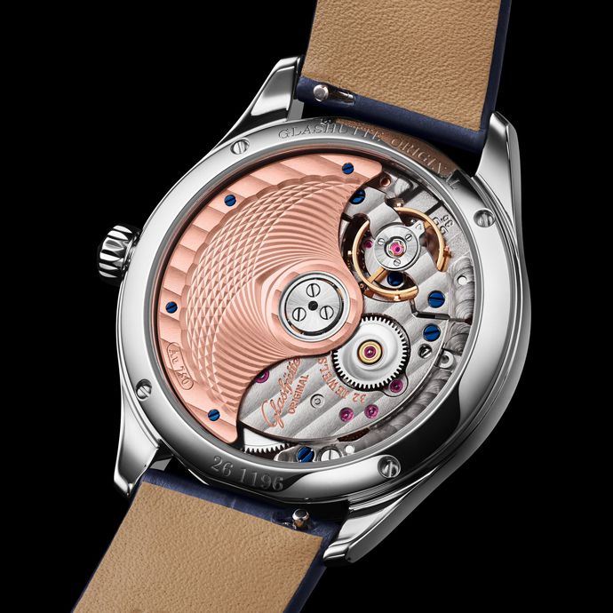 Ротор из красного золота и другие видимые детали механизма украшены разнообразными гильошированными узорами