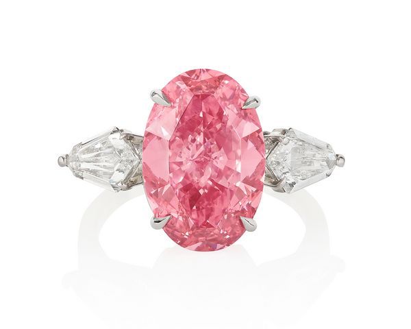 Розовый бриллиант весом 6,21 карат с двумя бесцветными бриллиантами