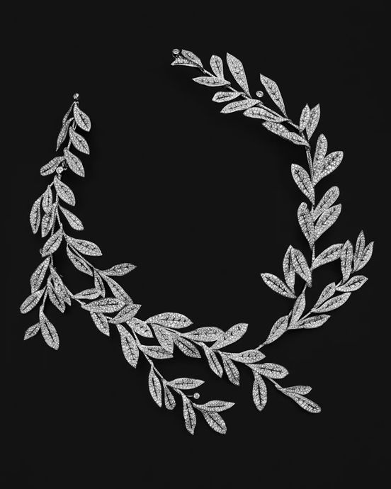 Колье Airelles («Брусника»), украшение для волос и головы Roseau («Тростник»), брошь Mouche («Муха»)