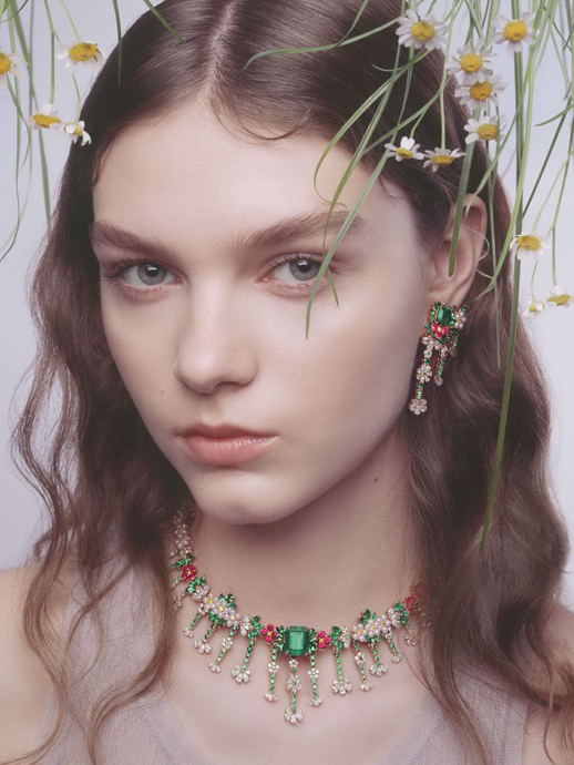 Коллекция Belle Dior посвящена красоте садов, женственности, миру Высокой моды и символике небесных светил