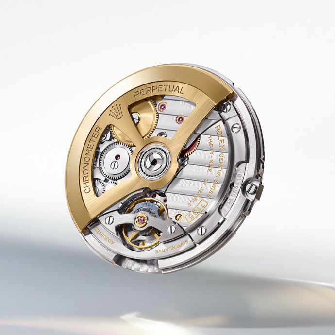 Часы Land-Dweller оснащены мануфактурным калибром 7135 с усовершенствованным спусковым механизмом Dynapulse