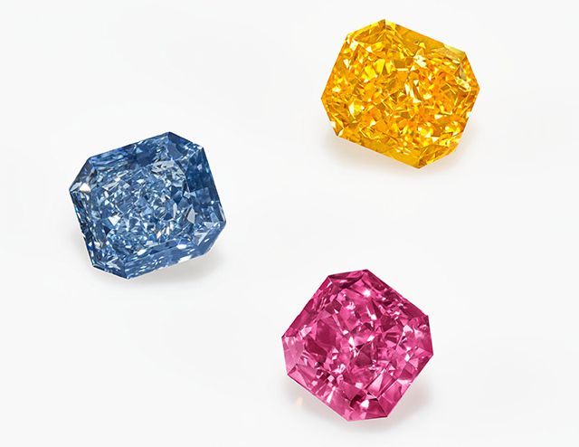 Трио цветных бриллиантов, проданных на аукционе Christie's в апреле 2021 года за 8,37 млн. долларов