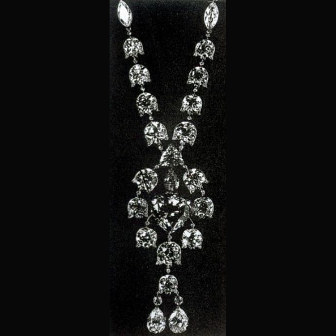 Колье с ландышами Пьера Картье, в центре которого бриллиант Blue Heart, и колье Van Cleef & Arpels с бриллиантом Blue Heart