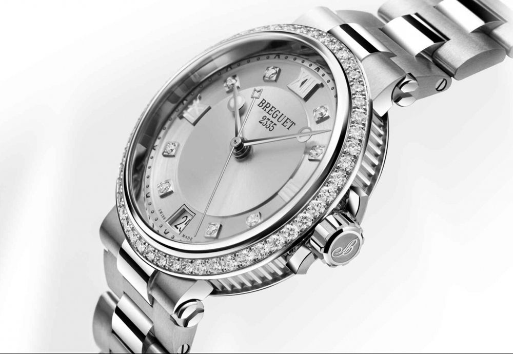 Толщина корпуса Breguet Marine Dame 9518 составляет 9,89 мм, а водонепроницаемость – 50 м