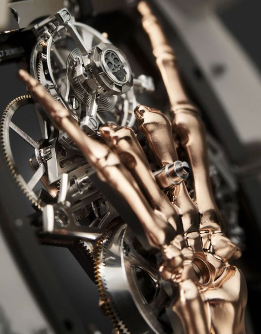 Центральный элемент дизайна часов − скелетообразная рука в виде символа рок-музыки
