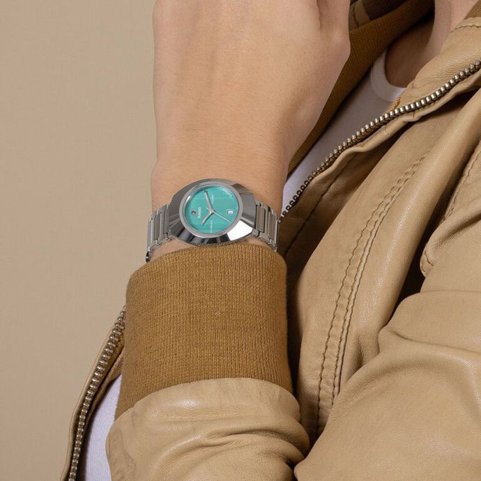 Помимо цвета циферблаты интересны текстурной отделкой, которая меняет оттенки под разными углами света