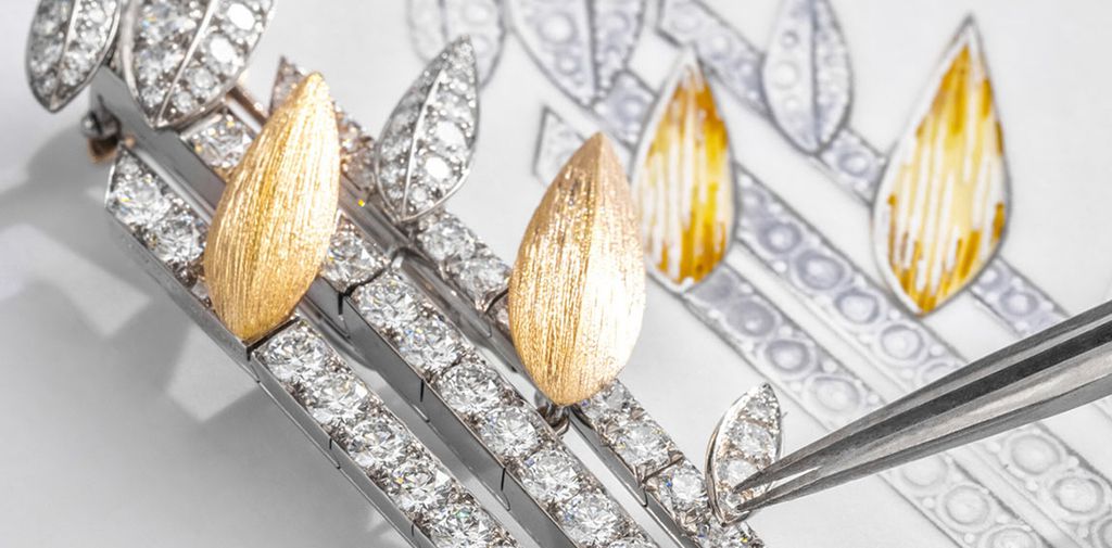 Колье с гравированными вручную золотыми листьями бамбука, бриллиантовыми стеблями опалом и гранатам-цаворитами