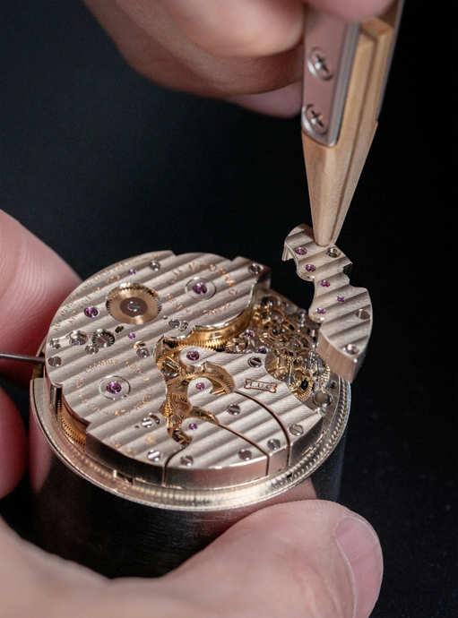 Часы L.U.C Grand Strike оснащены калибром L.U.C 08.03-L, соответствующим требованиями Poinçon de Genève и сертифицированным COSC